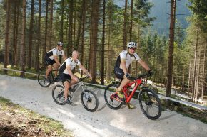 Drei Sportler unter sich: Dr. Florian Dirisamer, Dr. Christian Patsch und Mario Billich bei einer gemeinsamen Mountainbike-Fahrt in der neu eröffneten Arena in Obertraun.