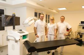 Dominik Stelzer, Dr. Monika Braune & Dr. Wolfgang Stelzer im neuen Operationssaal