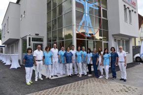 Das SchmerzLos-Team vor dem neuen Zentrum in Linz-Urfahr.