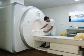 Der Radiologie der Privat­klinik Hochrum steht neben CT, Röntgen und Ultraschall auch ein leistungsstarkes 3-Tesla-MRT zur Verfügung..
