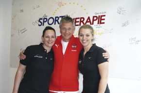 Walter Povysil mit Elisabeth Aigner und Theresa Stöbich in der Sporttherapie Linz