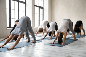 Gemütlichere Sportarten, wie Yoga, fördern die Genesung während einer Krebserkrankung.