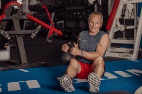 Andreas Berger stemmt Gewichte im Sitzen