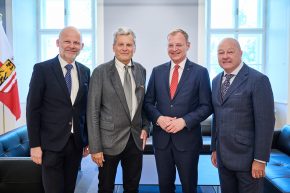 LH. Mag. Thomas Stelzer strich in seiner Grußbotschaft heraus, dass die KFG als Teil der KFA einen zentralen Beitrag zur Finanzierung des Gesundheitssystems in OÖ leistet, da das Geld direkt in OÖ bleibt. Dir. KFG Karl Lumplecker, Vorsitzender KFG Klaus Preiner, LH Mag. Thomas Stelzer, Dr. Josef Wiesauer