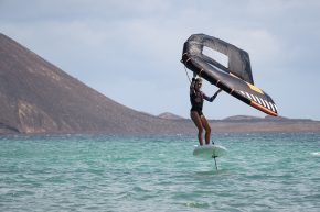 Wingfoilen: Die Foiltechnologie ermöglicht es, schon bei wenig Wind übers Wasser zu gleiten.