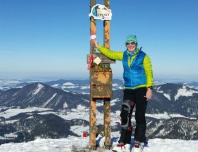 Bereits acht Wochen nach der Implantation eines künstlichen Kniegelenks genoss Dr. Silvie Lassmann die erste Skitour auf ihrem Hausberg „Schlenken“.